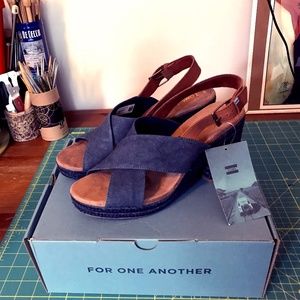 NIB New TOMS IBIZA SANDALS MAJOLICA BLUE & LEATHER